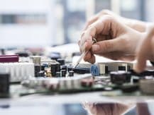 这样下去生产线就要停了！为了查明振动的原因而耗费了很多的时间…采用大容量变频方式，仍然可以通过低纹波，低噪声解决课题的原因